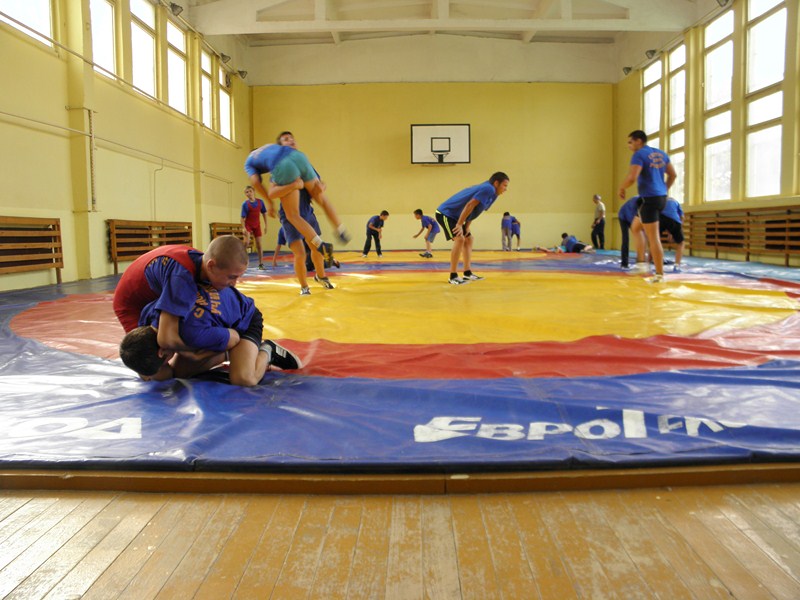Основен ремонт на физкултурен салон към СУ „Георги Стойков Раковски“