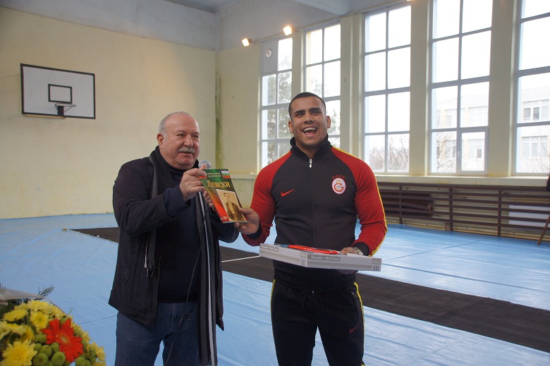 БОРЕЦ И ВОЛЕЙБОЛИСТКА СПЕЧЕЛИХА ЛЪВСКИЯ СКОК В СПОРТНОТО УЧИЛИЩЕ